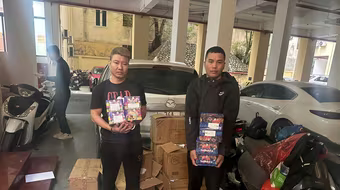 'Ôm' hàng tạ pháo từ biên giới Việt - Lào mang về nội địa tiêu thụ