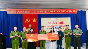 Công an phường Ô Chợ Dừa trao tặng thuốc, lan tỏa yêu thương về miền Trung 