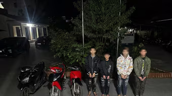 Nhóm 'choai choai' dùng gậy tuýp sắt gắn đinh ba cướp xe máy