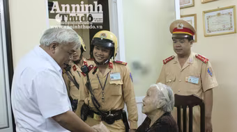 CSGT tìm nhà cho cụ già 82 tuổi đi lạc