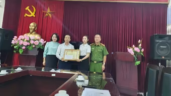 Trao khen cho cô gái mưu trí, dũng cảm giúp Công an phường bắt trộm 