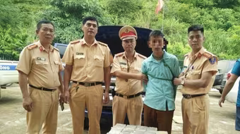 Cảnh sát giao thông khống chế bắt giữ đối tượng vận chuyển 53 bánh ma túy