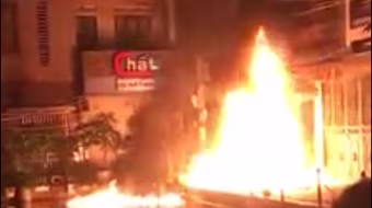 Khống chế kịp thời người đàn ông ném chai xăng sang nhà hàng xóm, cố thủ, đốt nhà trong đêm