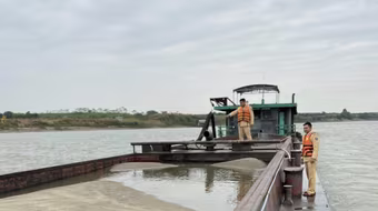 Bắt quả tang tàu hàng trăm tấn hút cát trái phép giữa sông Hồng