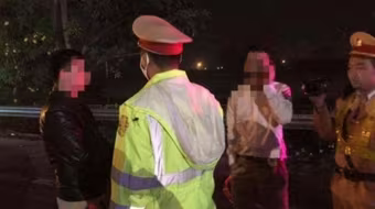 Say rượu, lái xe ngủ trong ca bin trên cao tốc