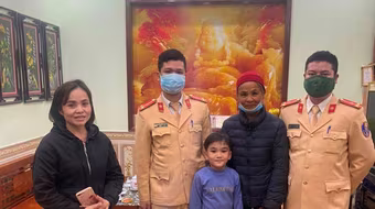 Đi thăm con sau Tết, bà cụ lạc đường được Cảnh sát giao thông Hà Nội giúp đỡ