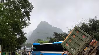 Khẩn trương khắc phục hậu quả, điều tra nguyên nhân hai vụ TNGT kinh hoàng tại Nghệ An và Hòa Bình