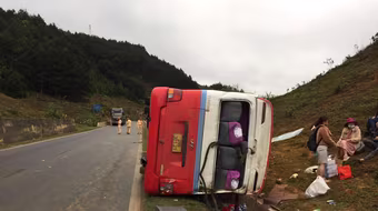 Xe khách đâm vào vách núi, 2 người thương vong