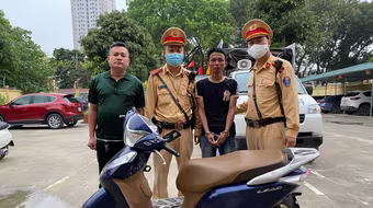 Từ cuốn sổ công tác trong cốp xe máy, CSGT lật tẩy đối tượng trộm cắp