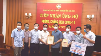 Trao tặng 1 tỷ đồng giúp Bắc Ninh, Bắc Giang thêm nguồn lực phòng, chống dịch Covid-19