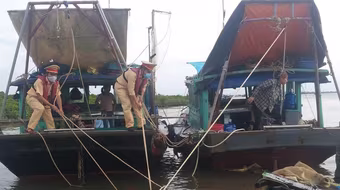 Cảnh sát đường thủy cứu sống thuyền viên rơi xuống biển