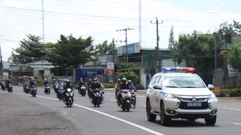 Cảnh sát giao thông tặng đồ ăn, nước uống, dẫn đường để người dân về quê tránh dịch