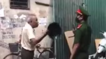 Không đeo khẩu trang phòng dịch Covid, người đàn ông hung hãn cầm mũ cối đánh vào mặt chiến sỹ Công an 