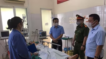 Thăm hỏi, động viên Thượng úy Công an bị lái xe đâm trọng thương khi trực chốt Covid-19