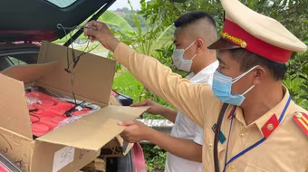 Lái xe sử dụng giấy đi đường không đúng quy định, vượt chốt kiểm dịch Covid-19 