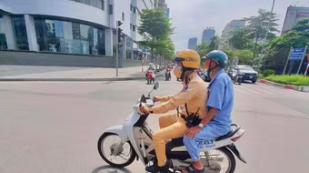 Cảnh sát giao thông đưa cụ ông đi lạc về nhà giữa mùa dịch