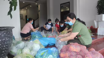 Chuyển từng túi nhu yếu phẩm tới các sinh viên, người lao động nghèo trong mùa dịch