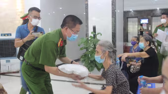 Video: CAP Trung Hòa trao gửi những gói quà nghĩa tình đến với người dân gặp khó khăn trong mùa dịch