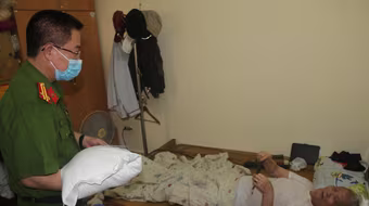 Mang gạo đến tận nhà trao tặng người dân gặp khó khăn trong đại dịch