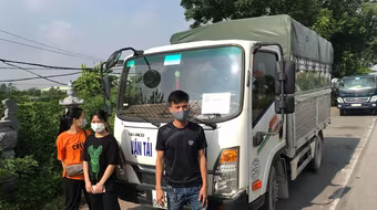 Lợi dụng xe luồng xanh để vận chuyển người qua chốt kiểm soát dịch Covid-19