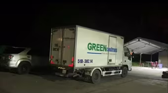 Video: CSGT mở cửa xe tải đông lạnh phát hiện 15 người trong thùng xe để "thông chốt" Covid-19