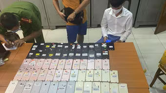 Truy tìm chủ nhân của hàng chục điện thoại iPhone nhập lậu