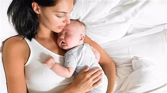 Trẻ nên ngủ chung với mẹ đến khi 3 tuổi