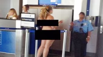 Choáng với màn “nude” hồn nhiên tại sân bay