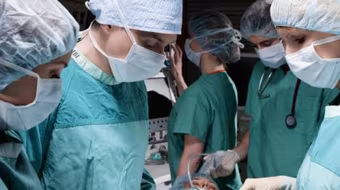 Bất cẩn trong khi đỡ đẻ, bác sĩ làm đứt rời đầu thai nhi