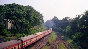 Thiếu nữ bị đẩy khỏi đoàn tàu đang chạy vì từ chối quan hệ