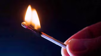 Bị hàng xóm quấy rối, bé gái 15 tuổi tự thiêu