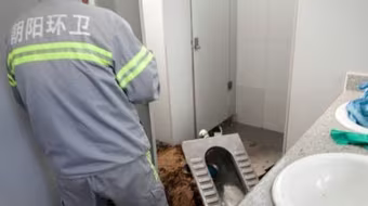 Đẻ rơi, nữ sinh xả nước cuốn trôi con xuống bồn cầu