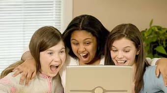 Không nên "vạch áo cho người xem lưng" qua Facebook 