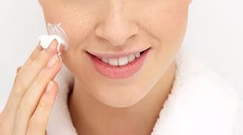 Bôi tinh trùng lên mặt vì tưởng nhầm là…kem dưỡng da