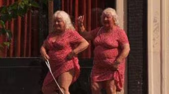 70 tuổi mới ngừng bán dâm, sau khi tiếp... 355.000 khách