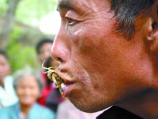 Nghiện lạ: Người đàn ông chỉ thích ăn bọ cạp sống