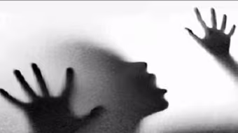 Bé gái mù lòa bị hàng xóm xâm hại