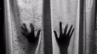 Đốn mạt: Cha bắt con gái ruột trả "sex" để được đi chơi