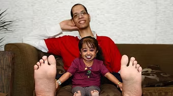 Cuộc gặp gỡ thú vị của người có bàn chân lớn và nhỏ nhất thế giới