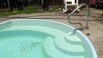 Vợ tắm tiên ở bể bơi để chồng trộm tiền, súng của nhà hàng xóm