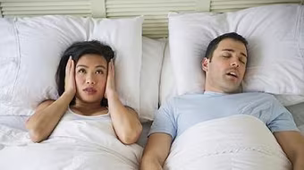 Quyết ly hôn vì chồng cứ đặt lưng là ngáy