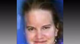 Mẹ độc ác bôi phân lên mặt con đang ốm