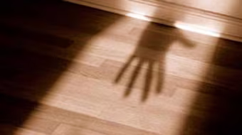 Giúp việc 35 tuổi bị cưỡng hiếp ngay tại nhà