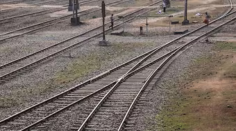 Bị đẻ rơi xuống đường ray tàu hỏa, bé sơ sinh thoát chết kỳ diệu