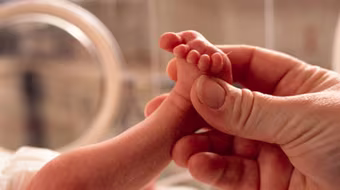 Bé trai sơ sinh sống lại ngay trước khi bị hỏa táng