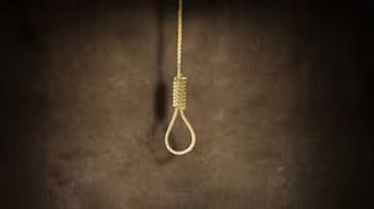 Bị "khủng bố" qua điện thoại, một phụ nữ treo cổ tự vẫn