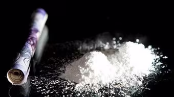 Mẹ bị bắt vì để con gái mang cocaine đến lớp