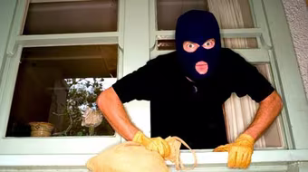 "Chôm" đồ xong, lăn ra ngủ cạnh giường gia chủ