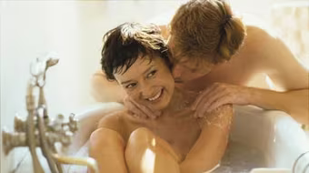 Làm gì để hâm nóng tình cảm bên ngoài phòng ngủ?