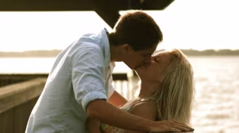 Những lý do vì sao bạn nên hẹn hò với chàng "phi công trẻ"